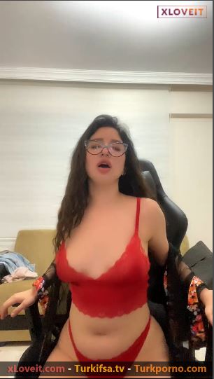 Angel Barbie ifşa Yayında yanındaki elemana sakso çekti